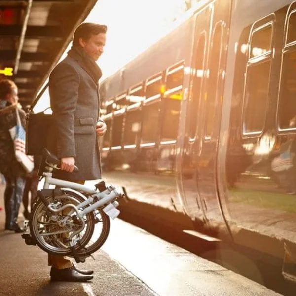 Un vélo à assistance électrique de petite taille 