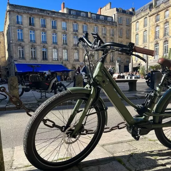 Ce vélo électrique urbain est un VAE très confortable